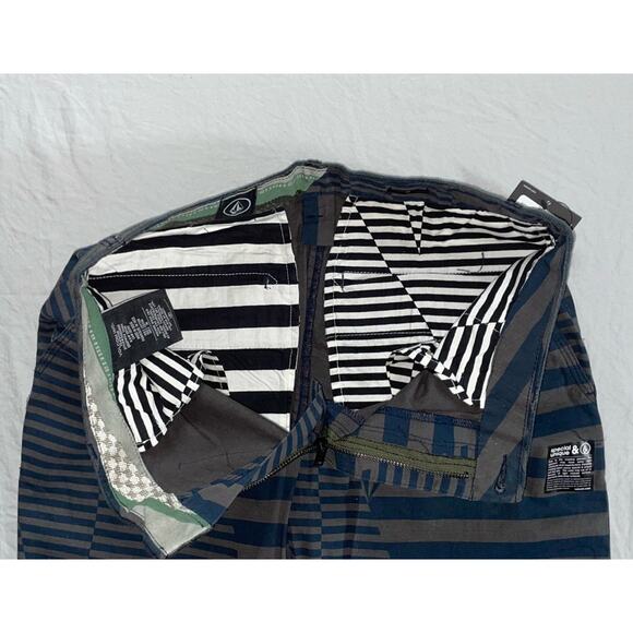 Volcom Flat 'Graphito' Front Chino Skate Shorts. Gray/Blue Stripe, Men's 30. NWT - Picture 2 of 6